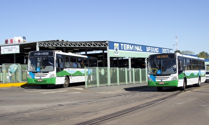 Terminal e ônibus do transporte coletivo municipal de Cascavel