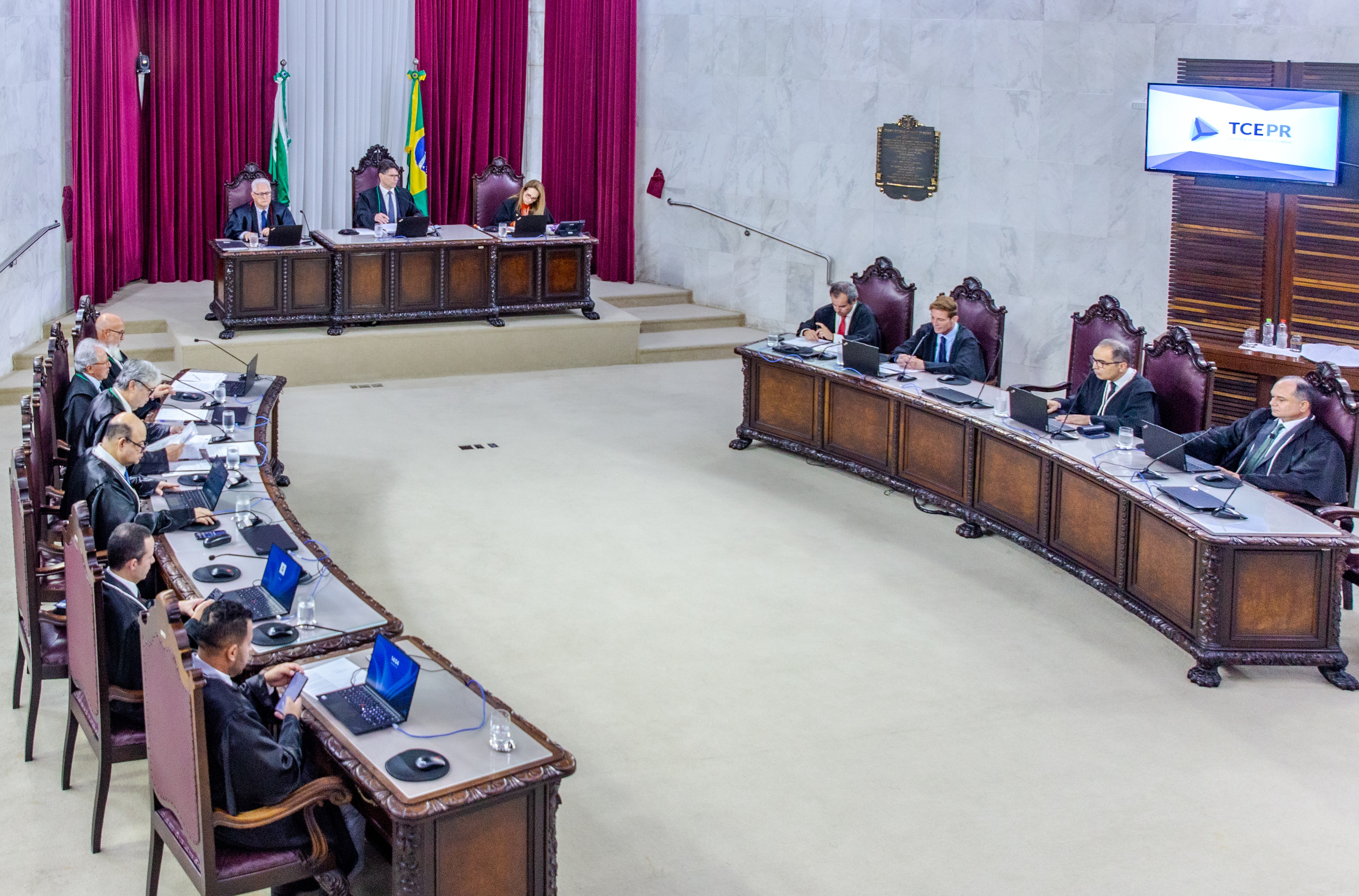 Sessão presencial do Pleno do Tribunal de Contas do Estado do Paraná (TCE-PR) realizada em 1º de abril de 2025