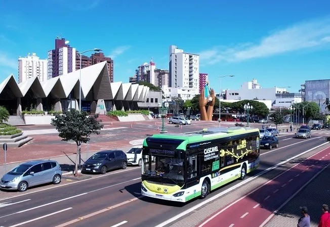Ônibus elétrico em circulação no centro de Cascavel, maior cidade da Região Oeste do Paraná